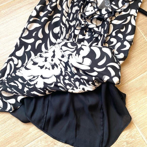 NWT WHBM White House Black Market Sleeveless Blouse Top
Size XXS - Picture 4 of 8